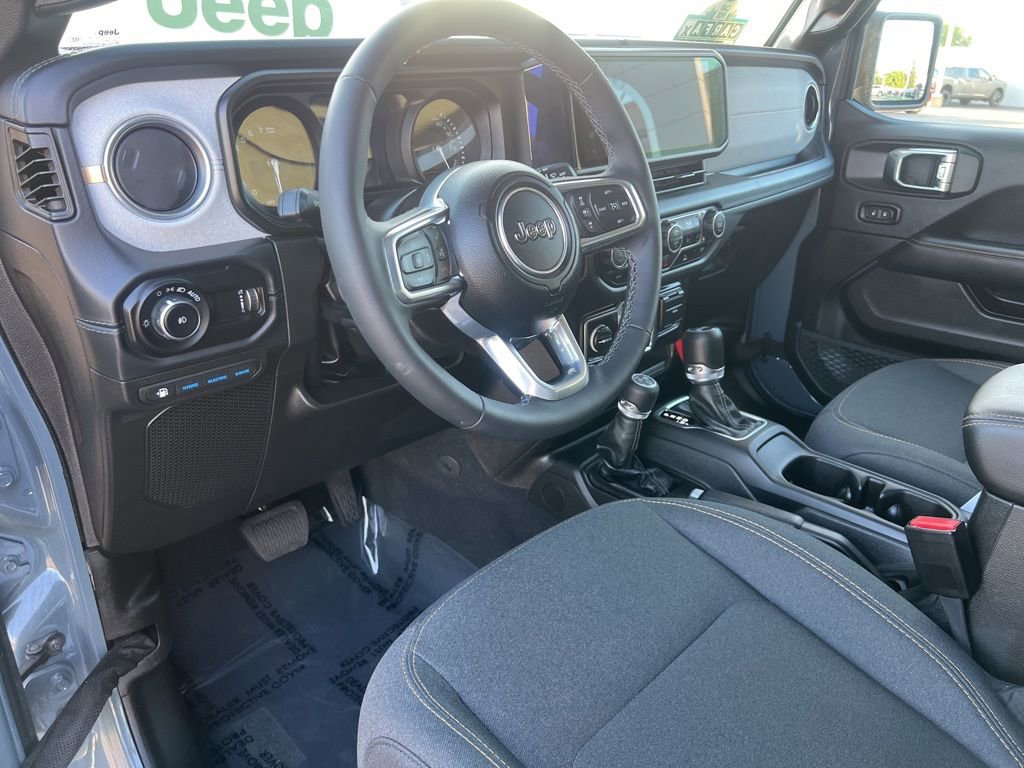 Used 2025 Jeep Wrangler Unlimited Sahara AWD/4WD image 26