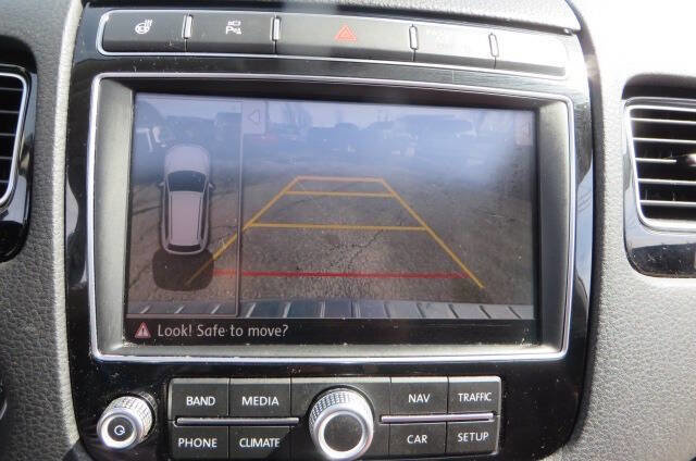Used 2016 Volkswagen Touareg Sport AWD/4WD image 25