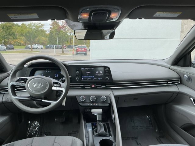 Certified 2024 Hyundai Elantra SE FWD image 3