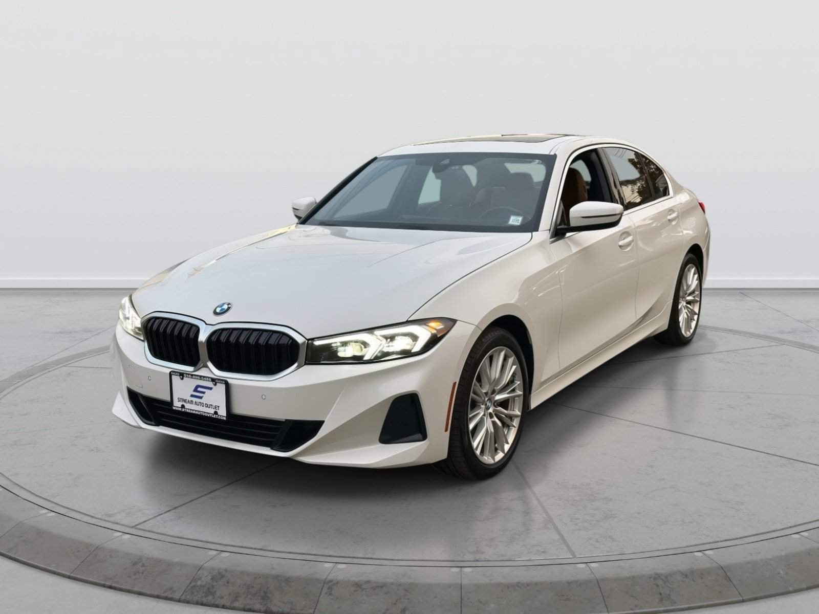 Used 2024 BMW 330i xDrive Sedan w/ Premium Package AWD/4WD image 3
