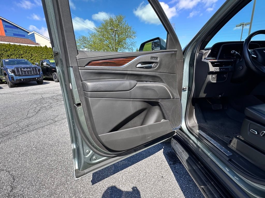 Used 2024 Cadillac Escalade Luxury AWD/4WD image 24
