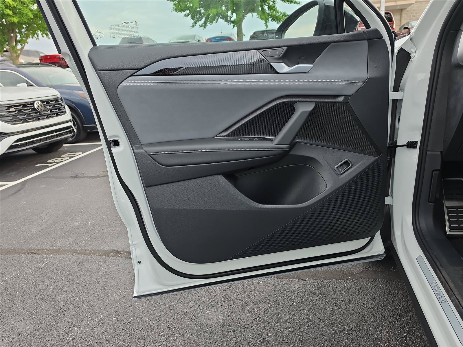 New 2026 Volkswagen Tiguan SE R-Line FWD image 12