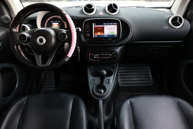 Used 2016 smart fortwo passion RWD image 2