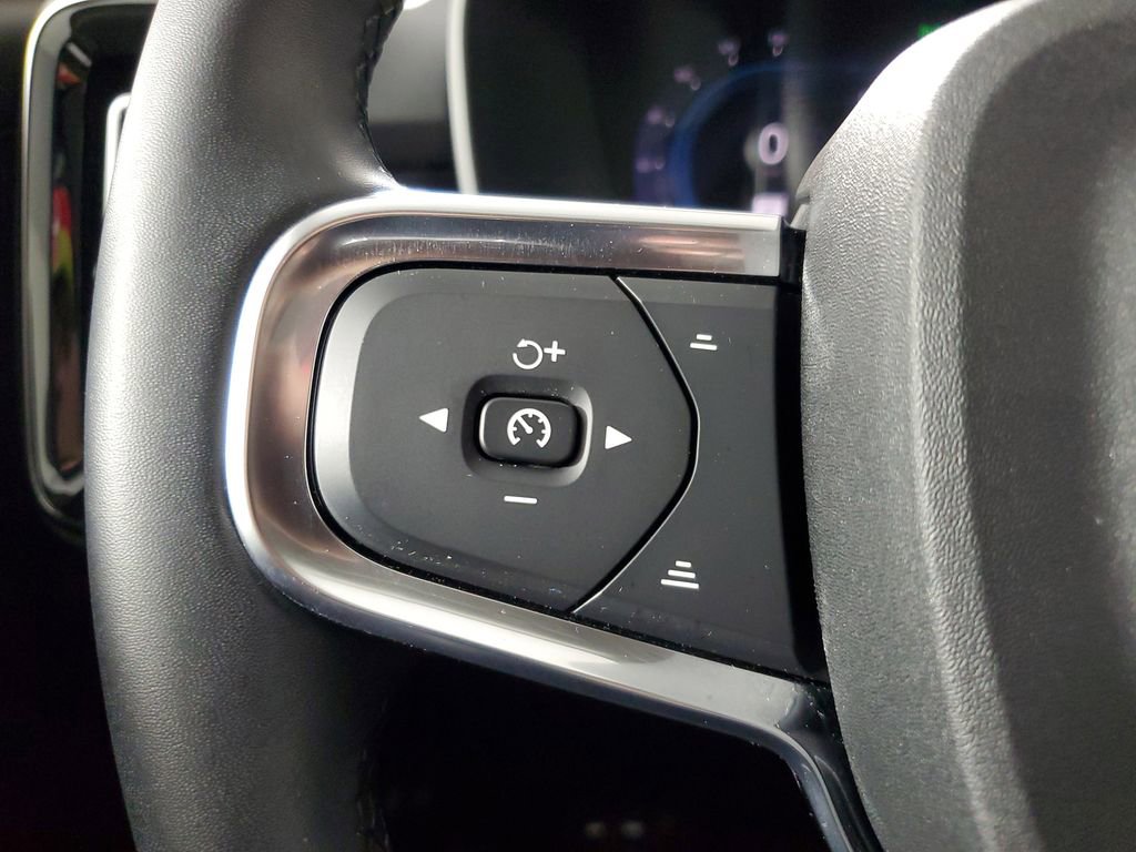 Certified 2025 Volvo XC40 B5 Plus image 28