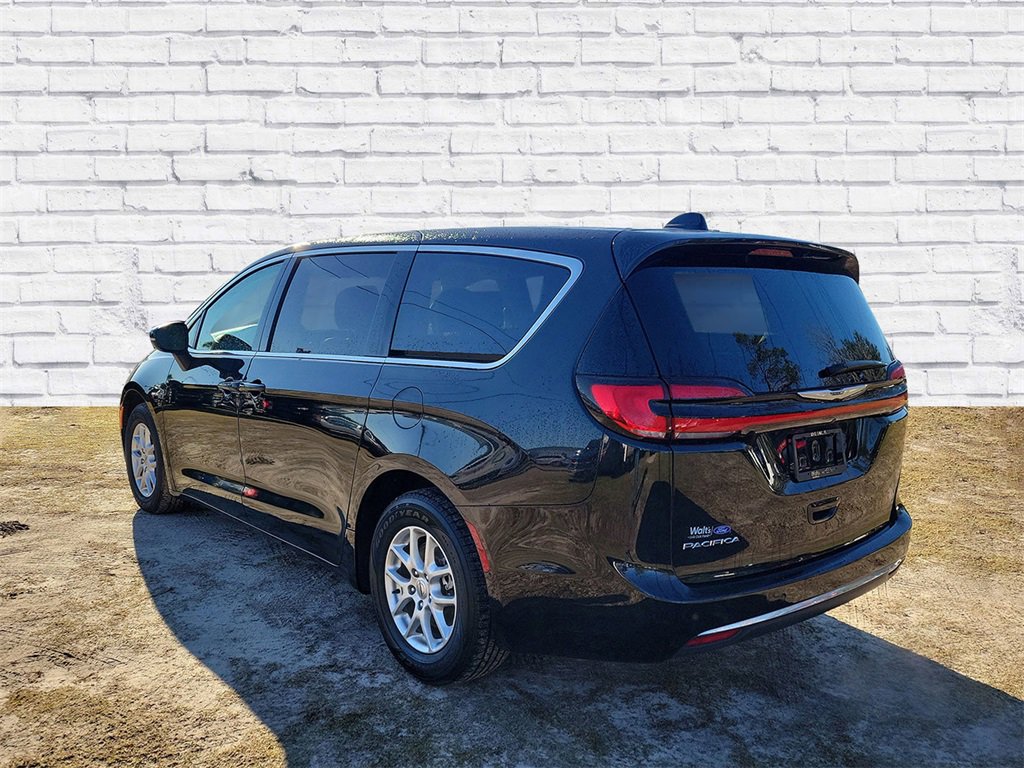 Used 2023 Chrysler Pacifica Touring-L image 3