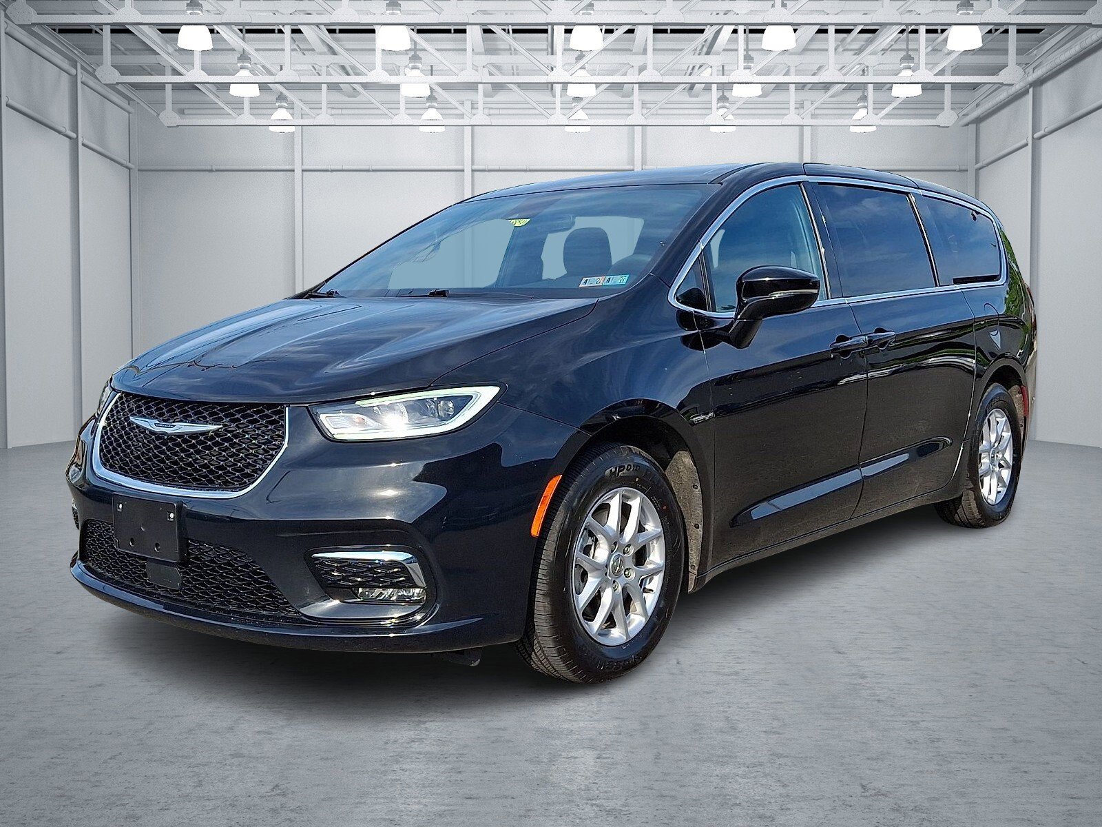 Used 2025 Chrysler Pacifica Select FWD image 3