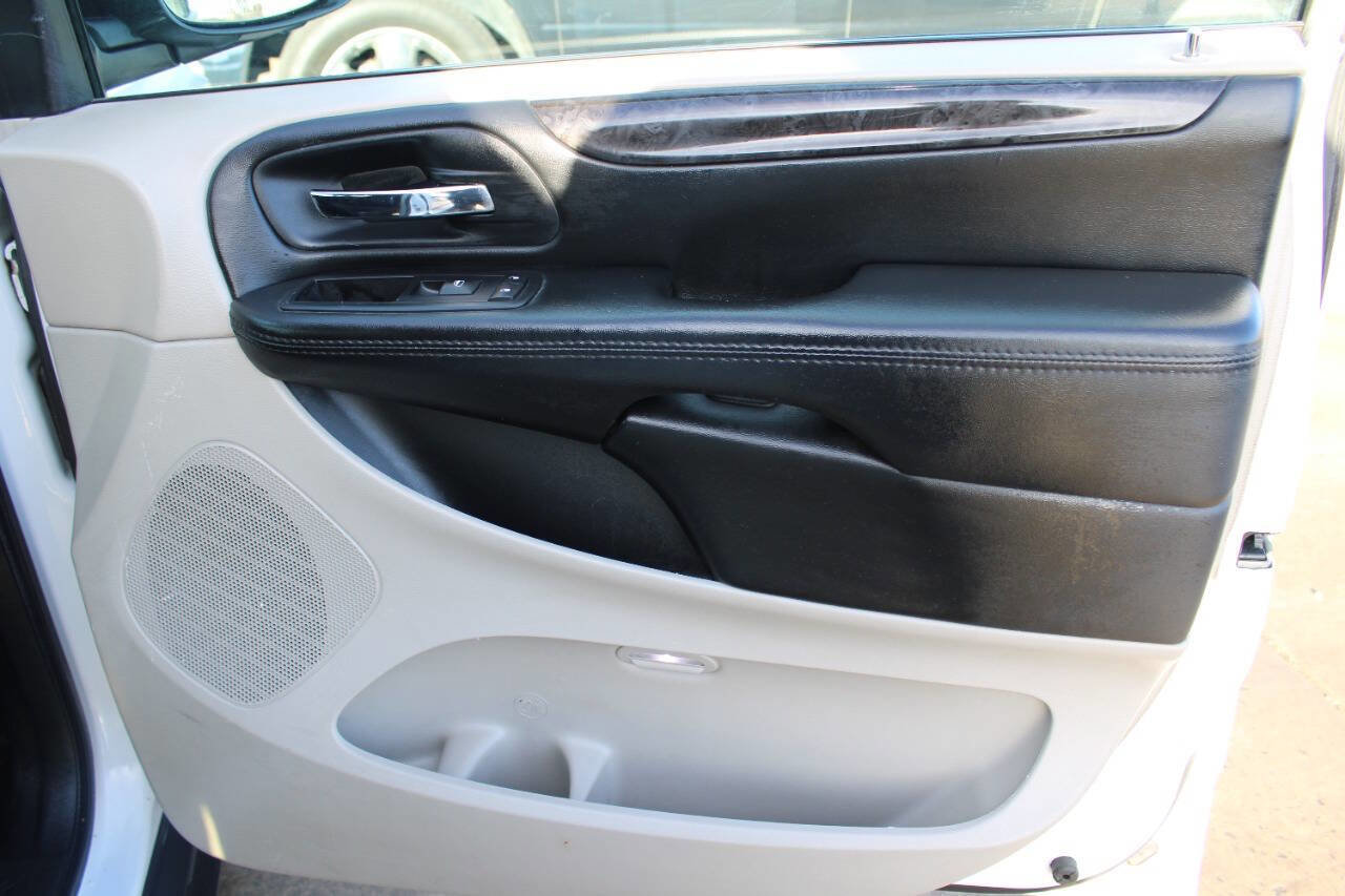 Used 2015 RAM C/V Tradesman image 6