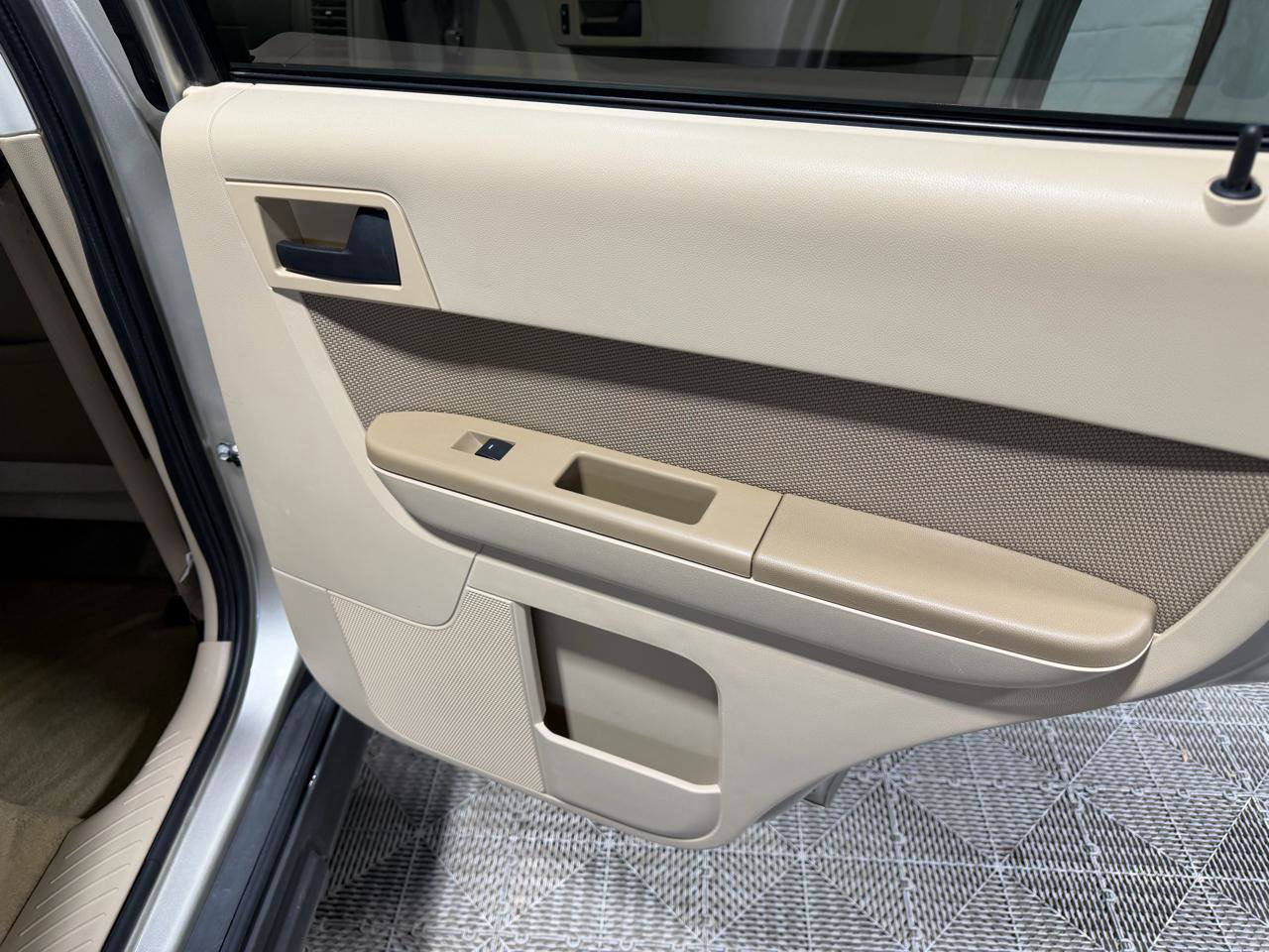 Used 2010 Ford Escape XLT image 16