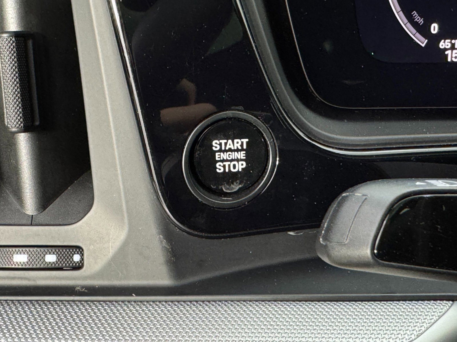 Used 2024 Porsche Cayenne w/ Sport Chrono Package image 19