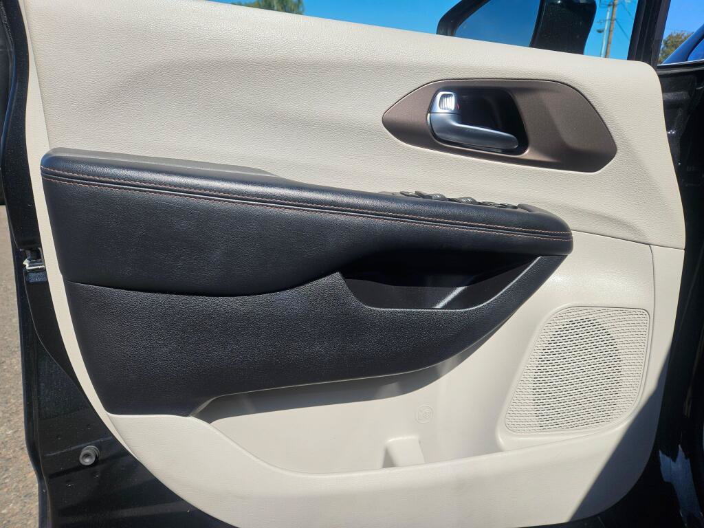Used 2019 Chrysler Pacifica Touring-L FWD image 19