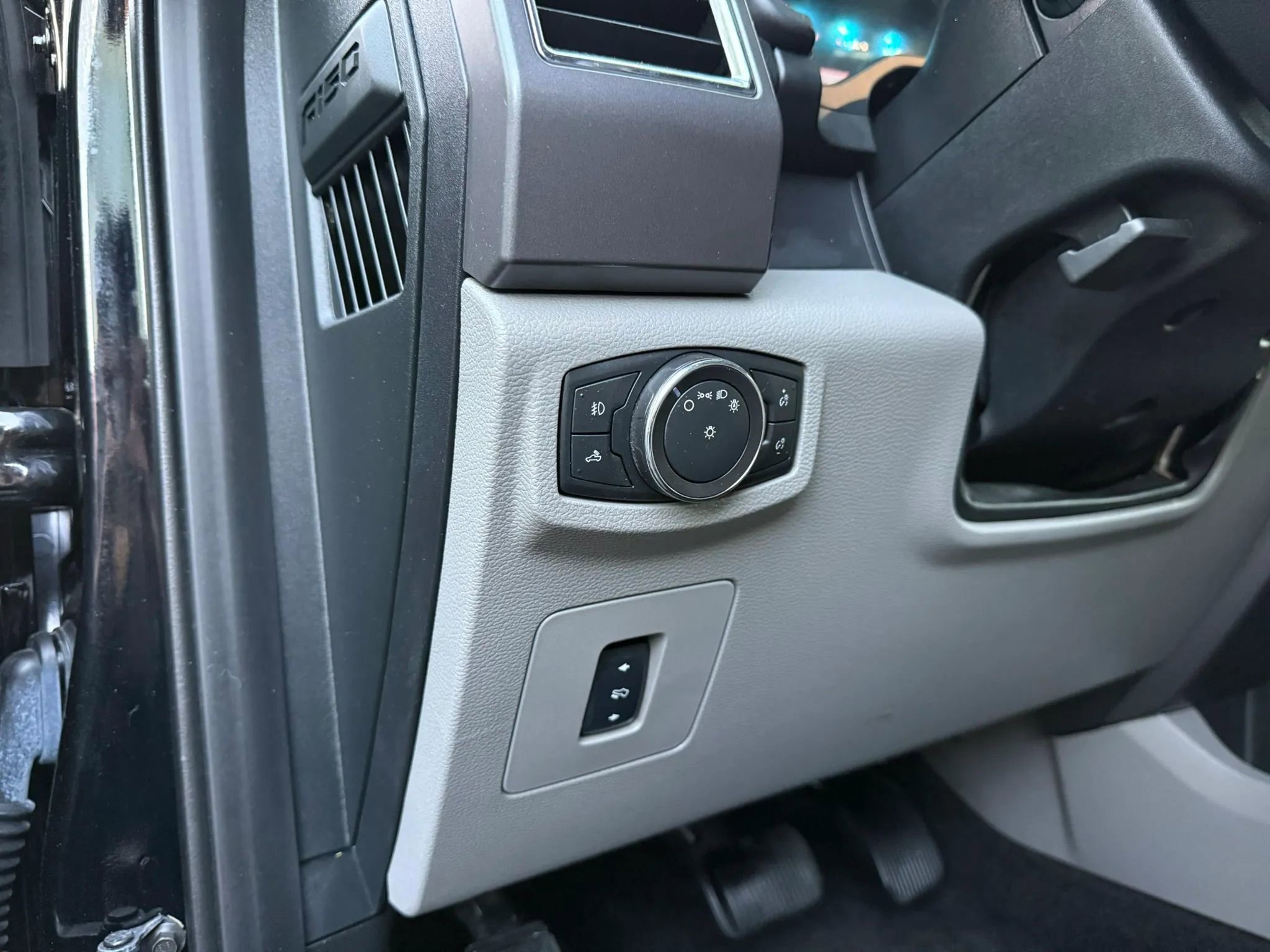 Used 2016 Ford F150 XLT w/ Equipment Group 302A Luxury image 22