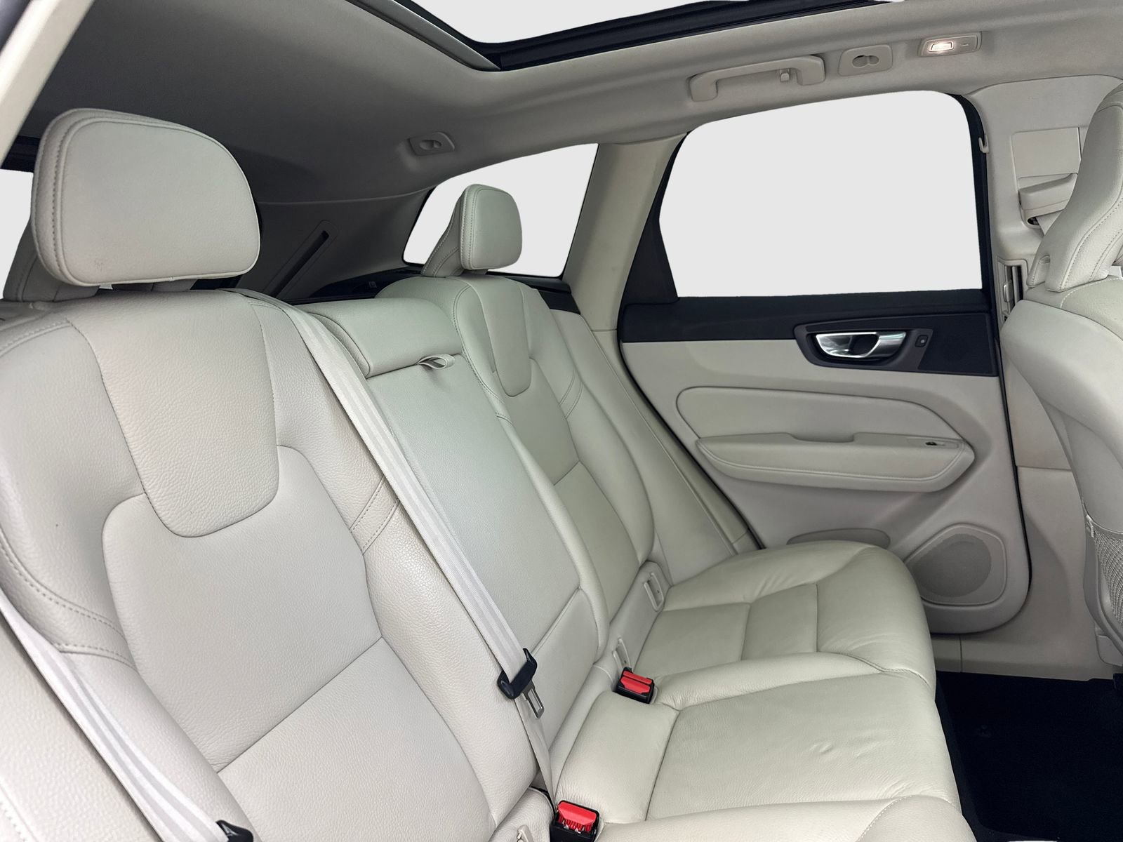 Used 2022 Volvo XC60 B5 Momentum w/ Protection Package Premier FWD image 45