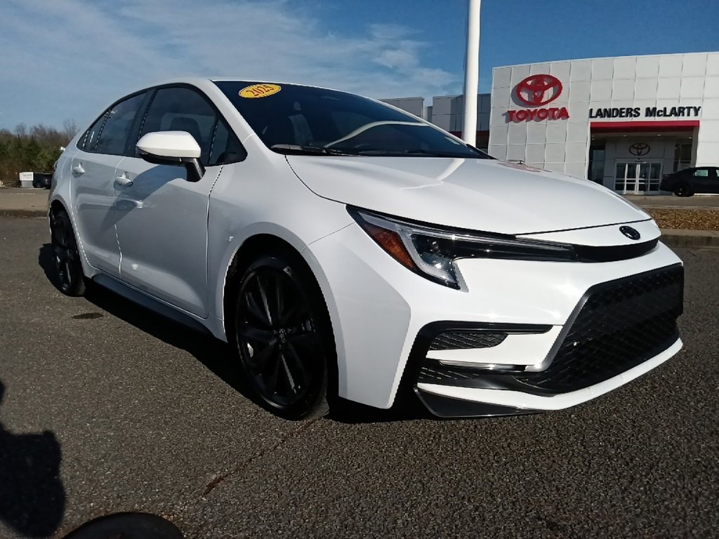 Used 2025 Toyota Corolla SE image 1