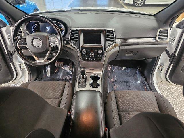 Used 2020 Jeep Grand Cherokee Laredo AWD/4WD image 15