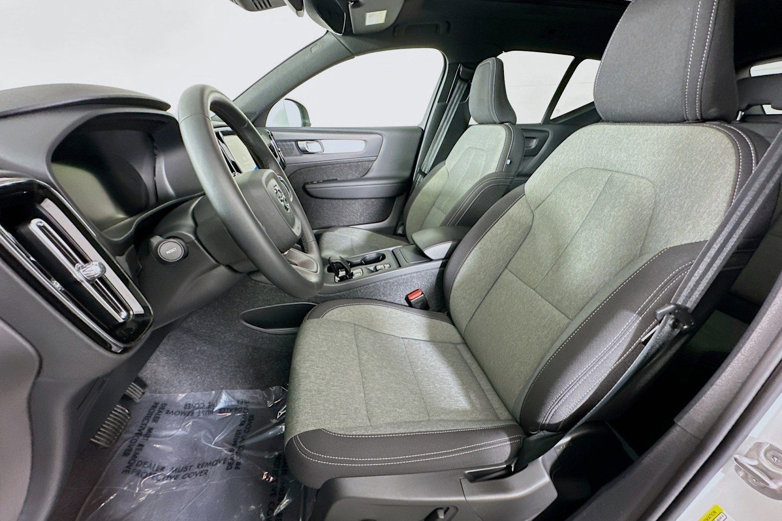 Used 2025 Volvo XC40 B5 Core image 18