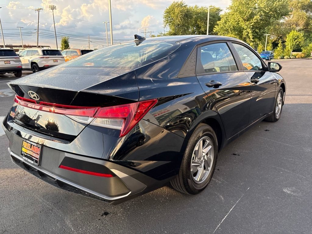 Used 2026 Hyundai Elantra SE FWD image 5