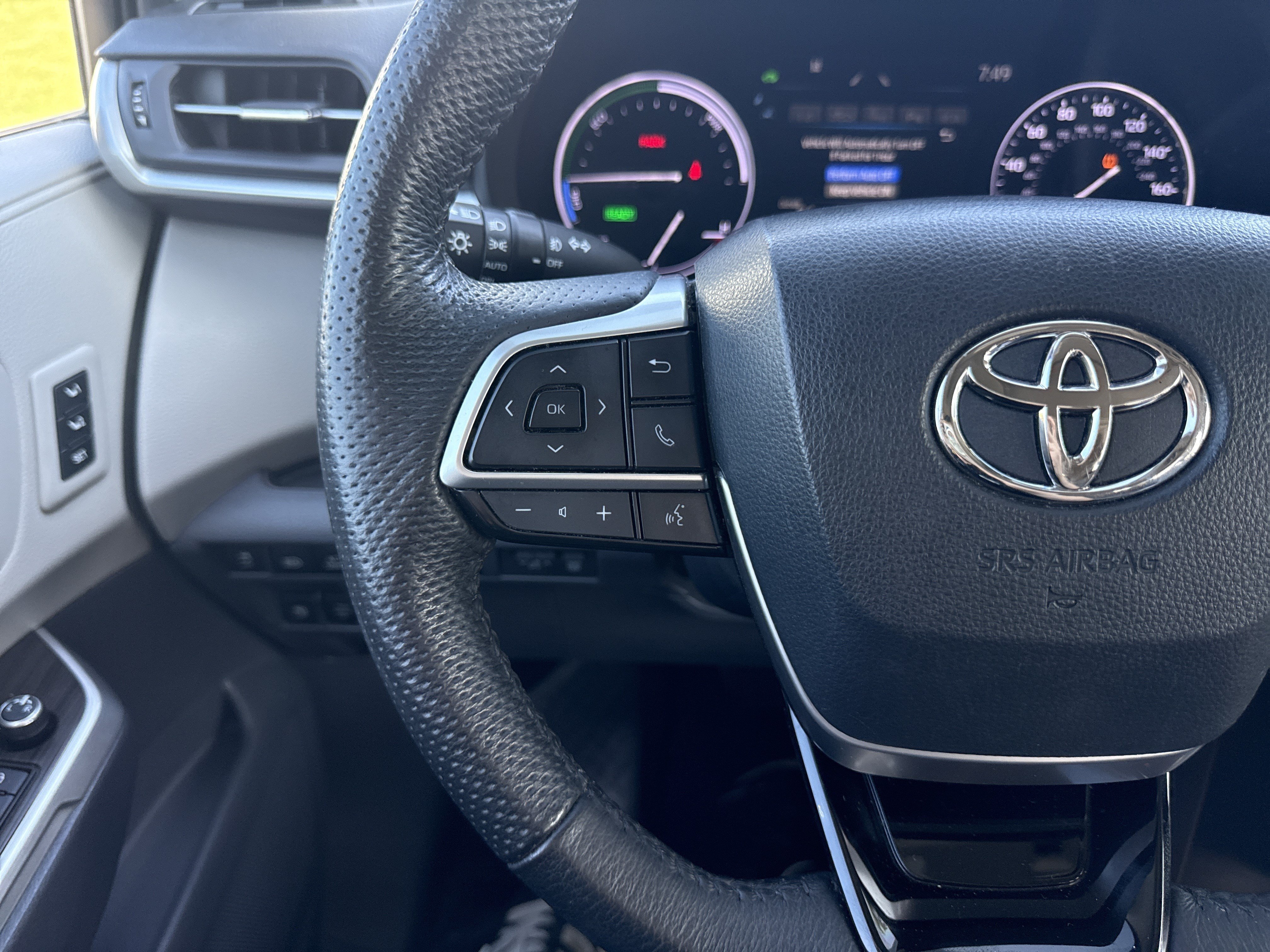 Used 2023 Toyota Sienna Limited FWD image 19