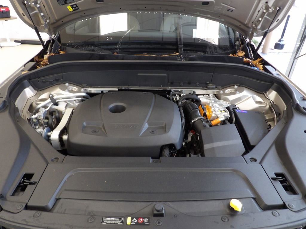 Certified 2025 Volvo XC90 T8 Plus image 30