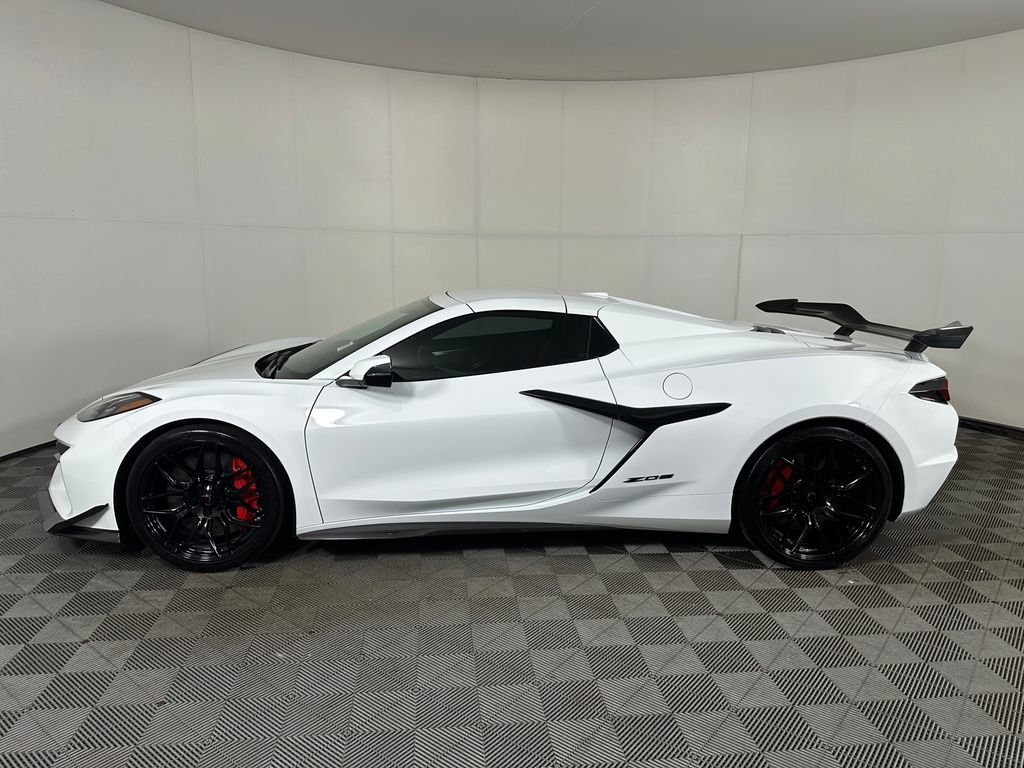 Used 2024 Chevrolet Corvette Z06 w/ Z07 Performance Package RWD image 2