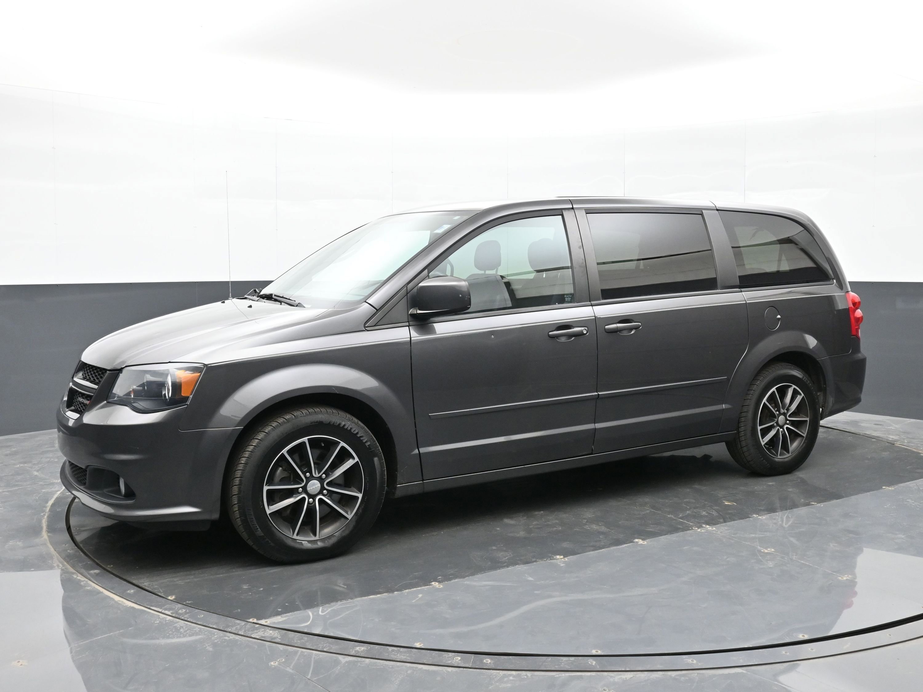 Used 2015 Dodge Grand Caravan SXT w/ Blacktop Package image 4