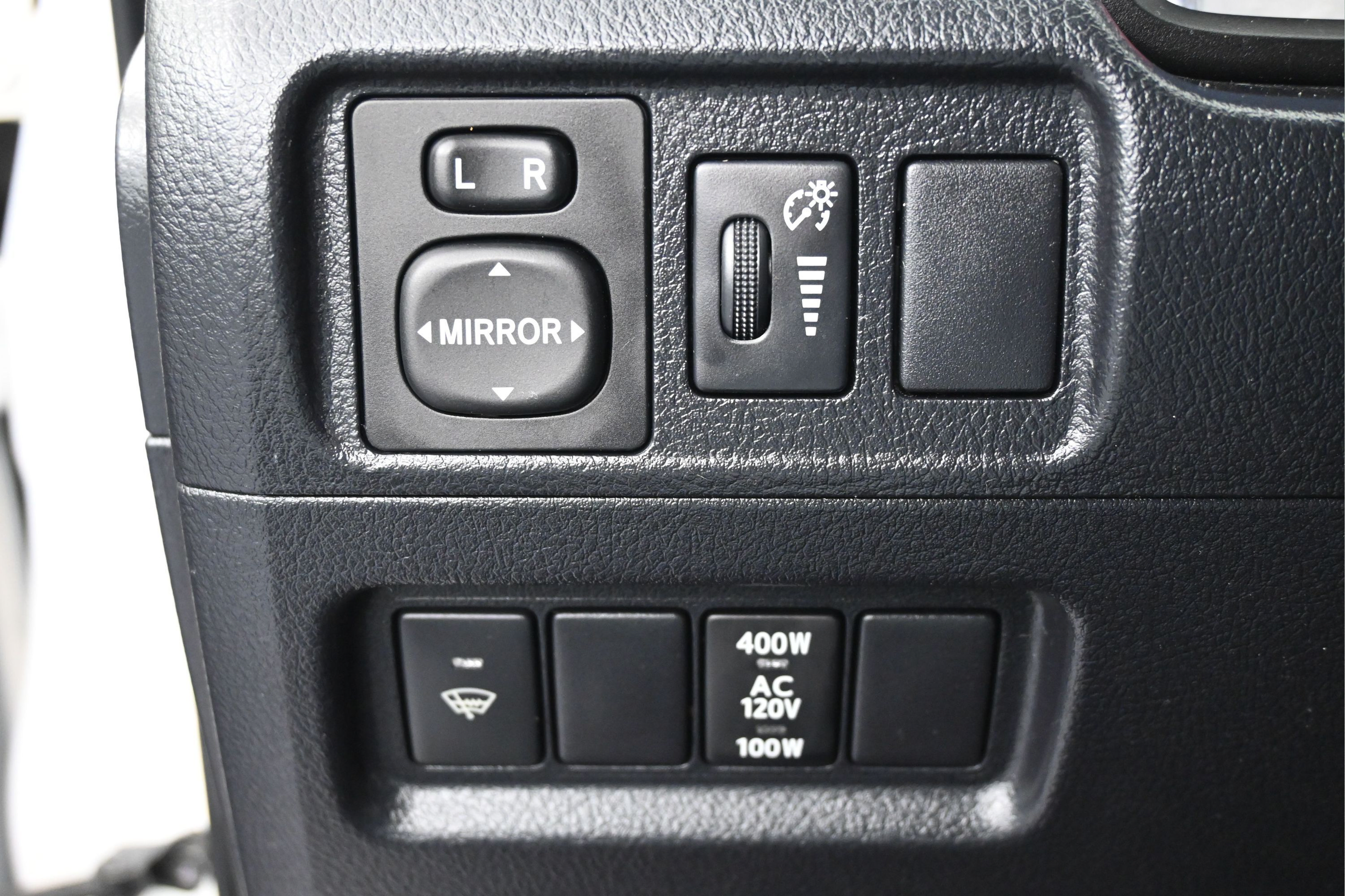 Used 2018 Toyota 4Runner SR5 AWD/4WD image 21