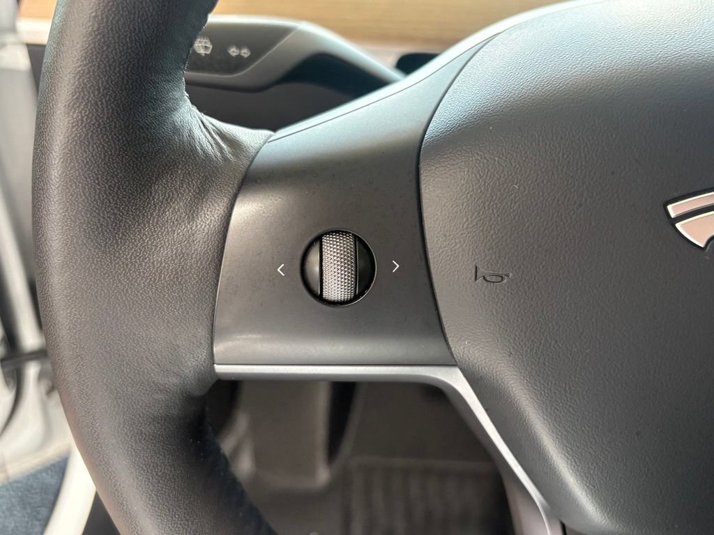 Used 2022 Tesla Model Y Performance AWD/4WD image 25