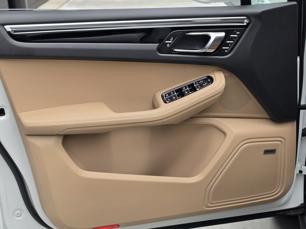 Certified 2026 Porsche Macan AWD/4WD image 11