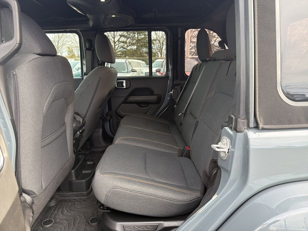 Used 2024 Jeep Wrangler Unlimited Sahara w/ Technology Group AWD/4WD image 14