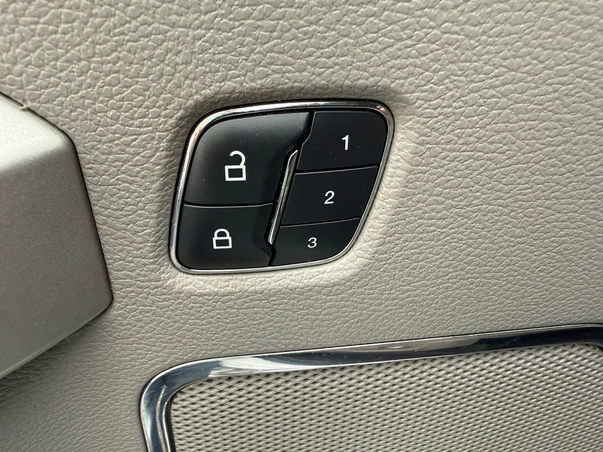 Used 2015 Ford F150 Lariat image 11