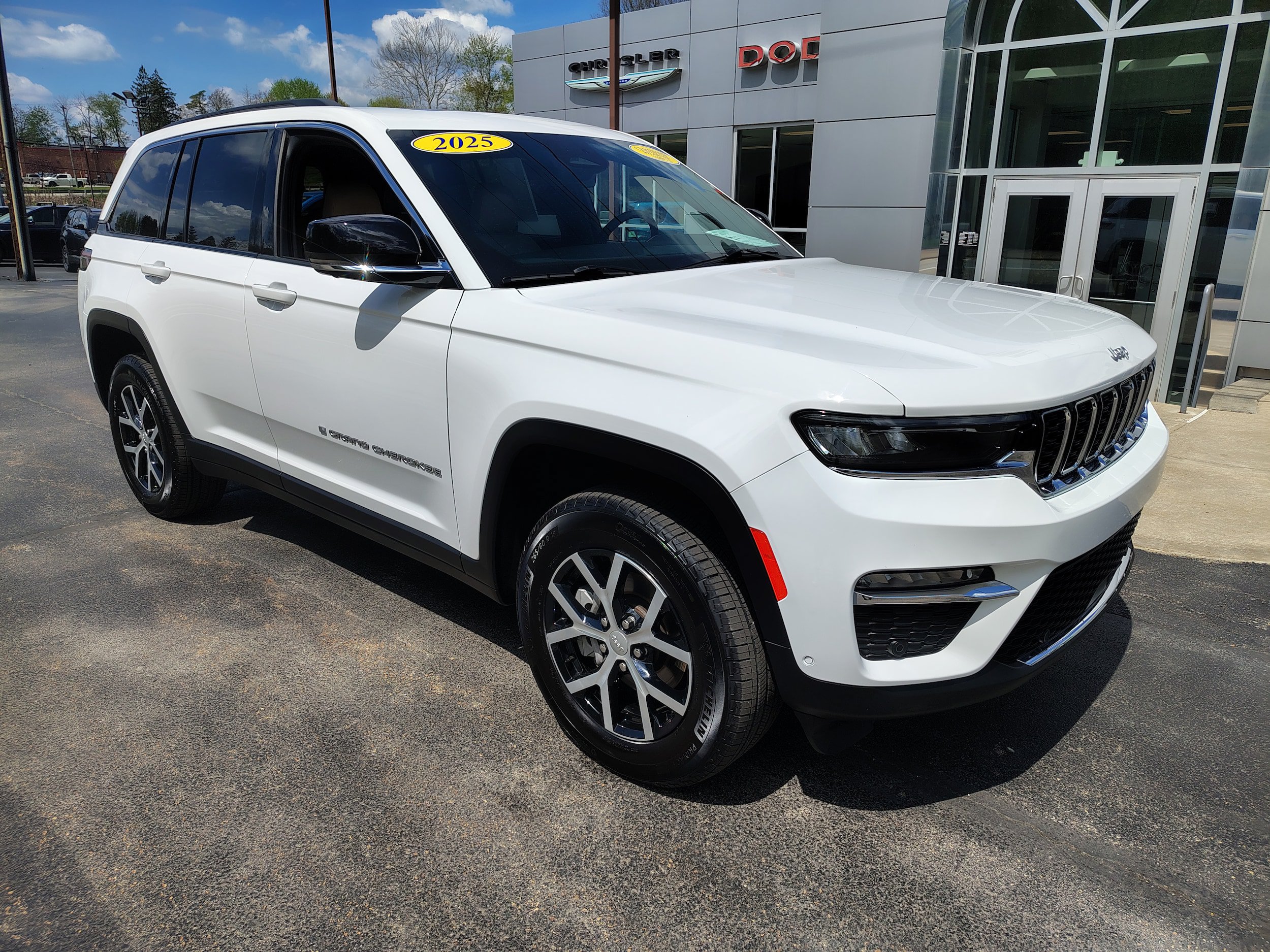 Certified 2025 Jeep Grand Cherokee Limited w/ Luxury Tech Group II AWD/4WD image 2