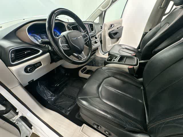 Used 2019 Chrysler Pacifica Touring-L FWD image 16