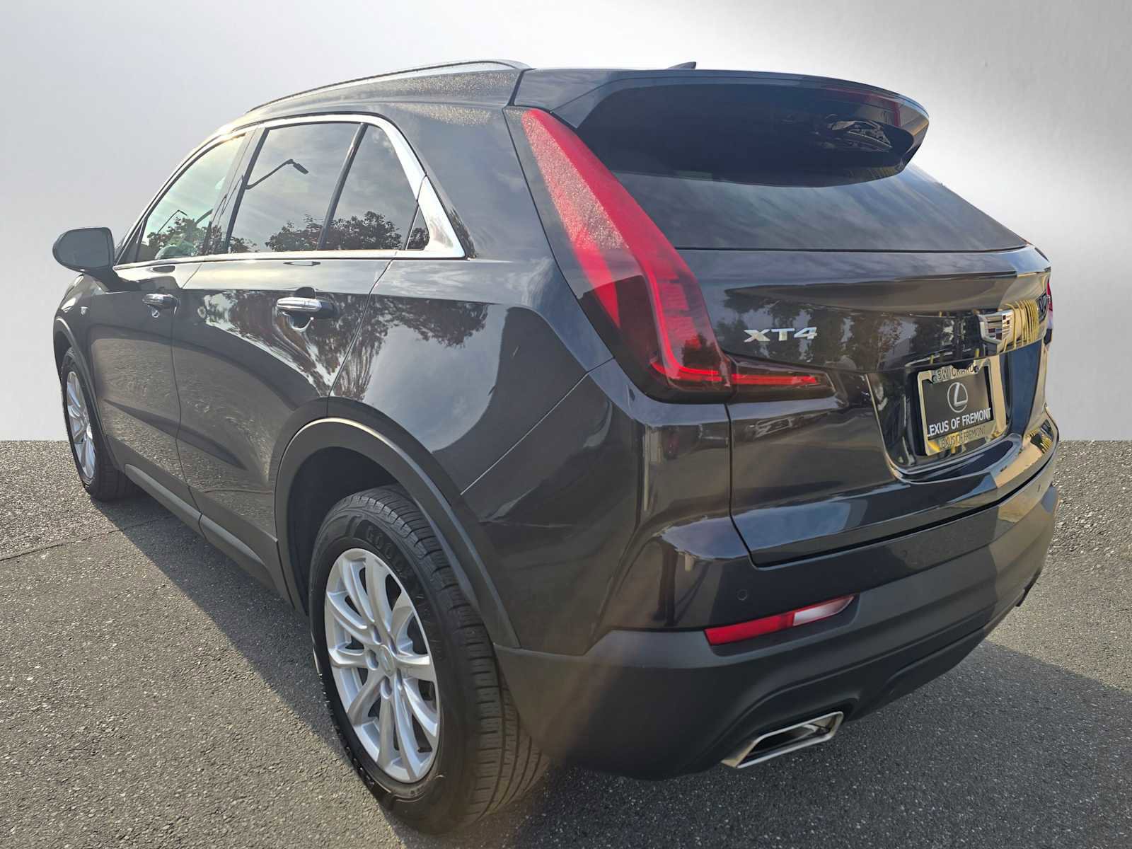Used 2022 Cadillac XT4 Luxury w/ Cold Weather Package image 5