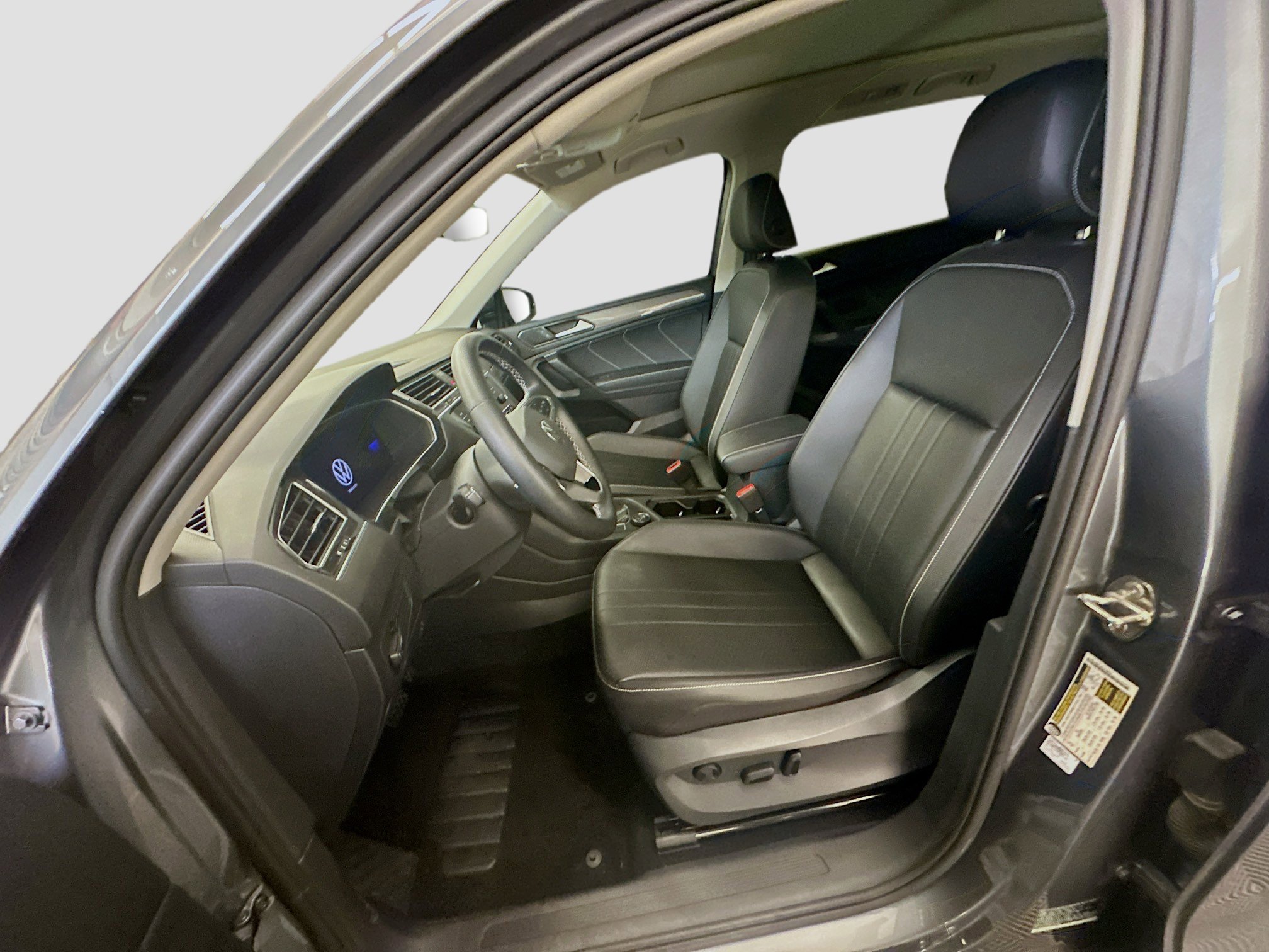 Used 2022 Volkswagen Tiguan SE image 13