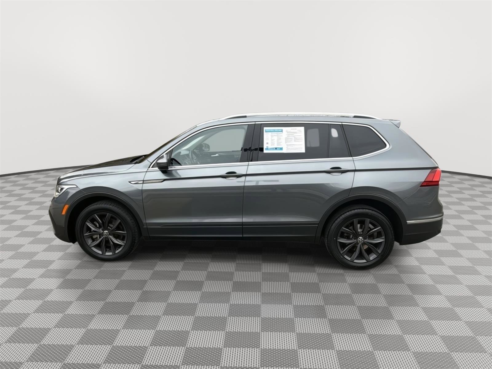 Used 2022 Volkswagen Tiguan SE w/ Panoramic Sunroof Package image 8