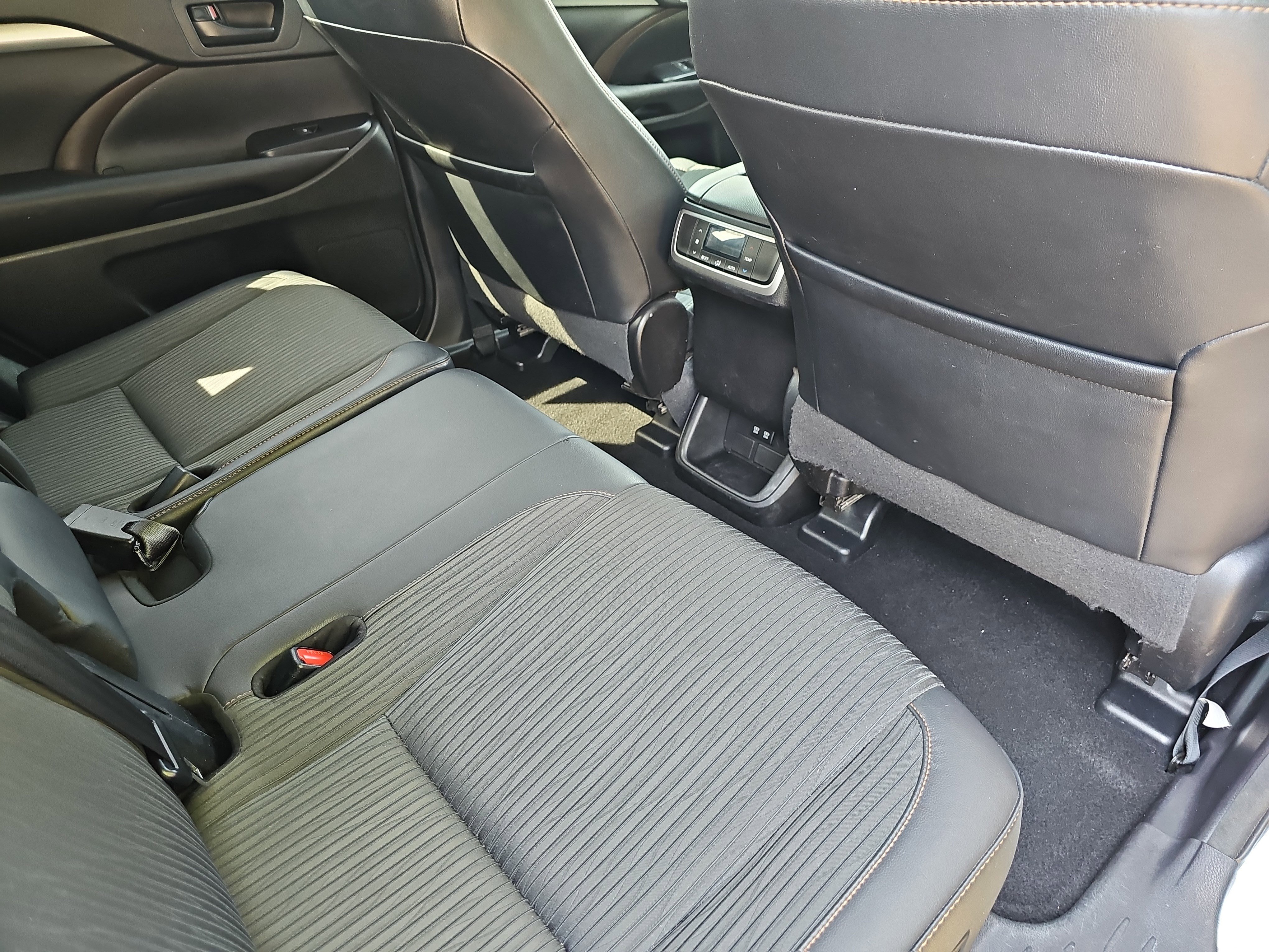 Used 2017 Toyota Highlander Plus FWD image 11