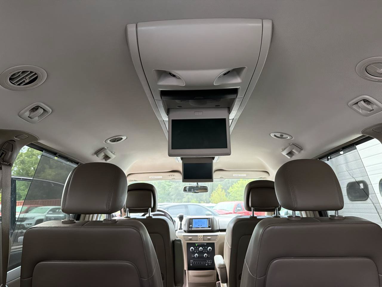 Used 2011 Volkswagen Routan SE FWD image 17