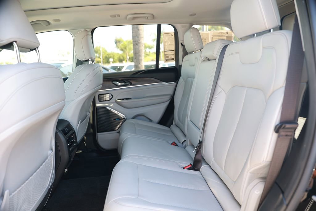 Used 2022 Jeep Grand Cherokee Overland AWD/4WD image 34