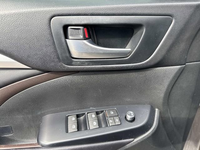 Used 2016 Toyota Highlander XLE image 26