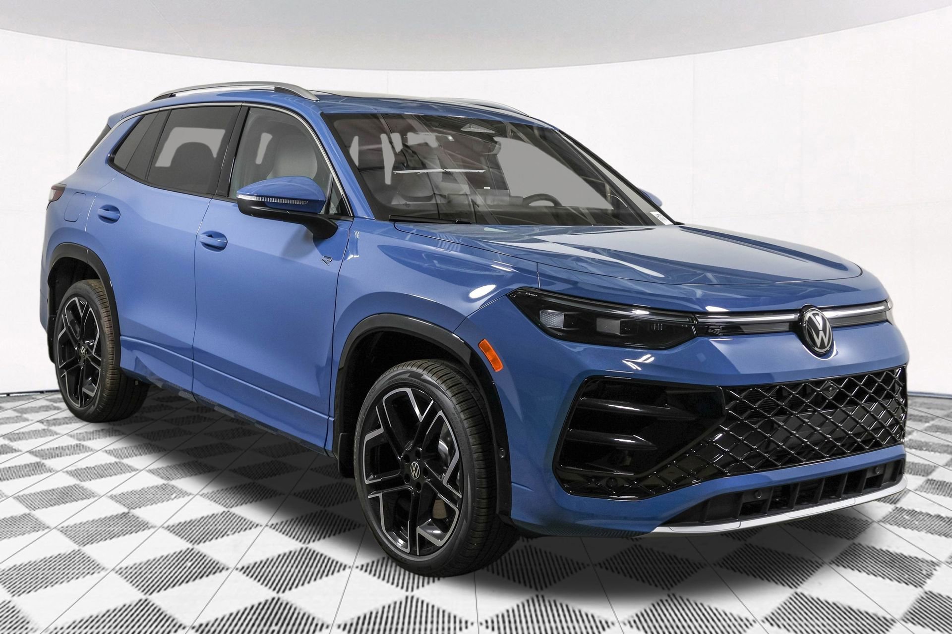 New 2026 Volkswagen Tiguan SEL R-Line AWD/4WD image 9