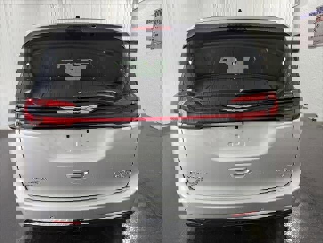 New 2026 Chrysler Pacifica Limited w/ Trailer Tow Group image 38