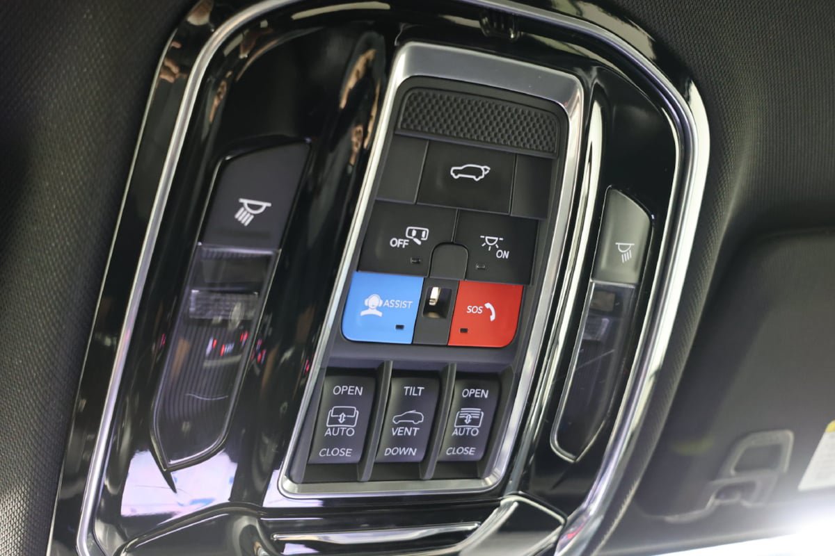 Used 2023 Jeep Grand Cherokee Overland w/ Luxury Tech Group IV AWD/4WD image 33