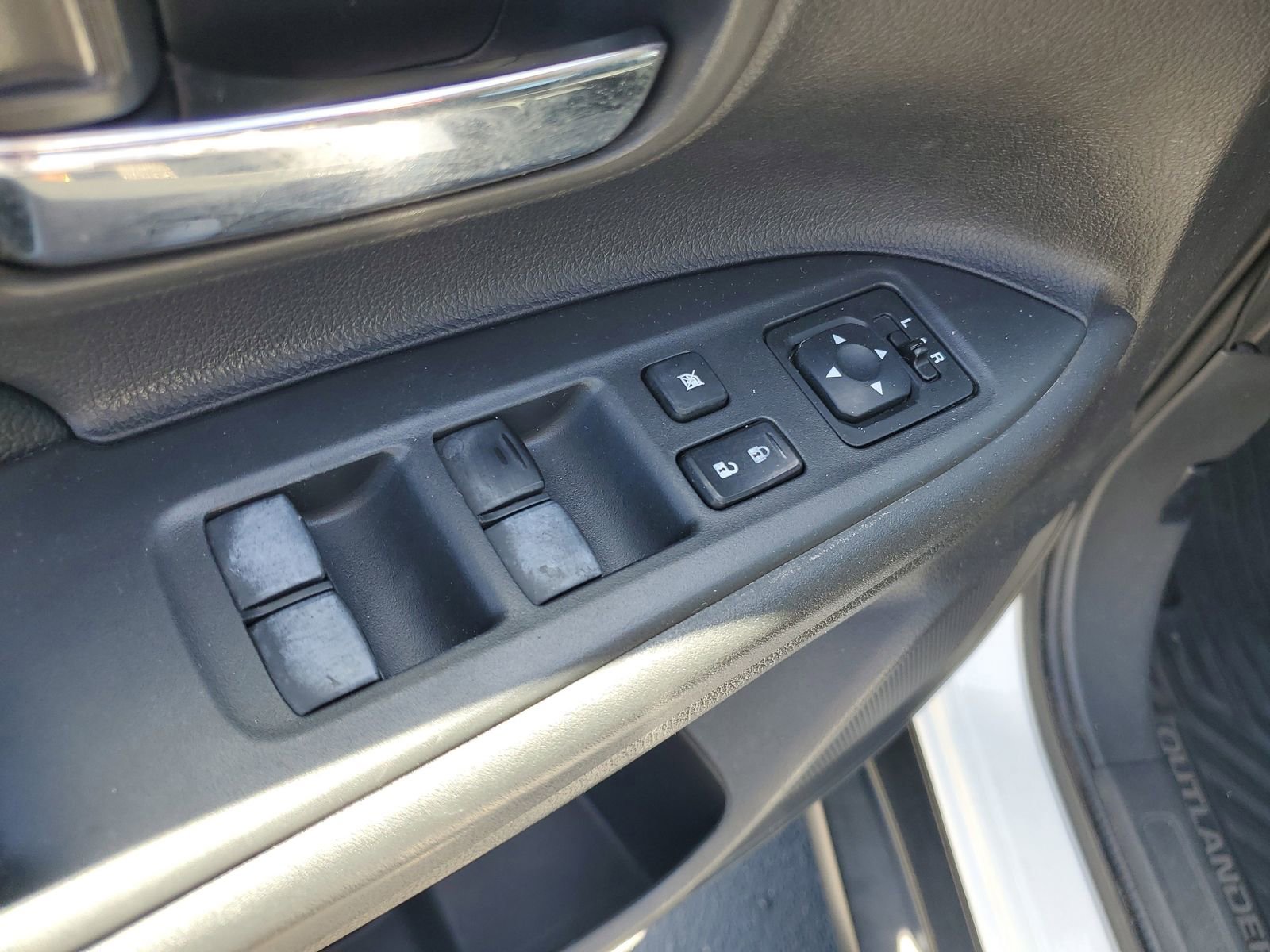 Used 2015 Mitsubishi Outlander SE image 9