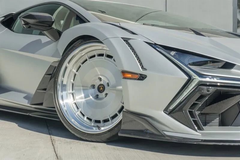 Used 2024 Lamborghini Revuelto image 38
