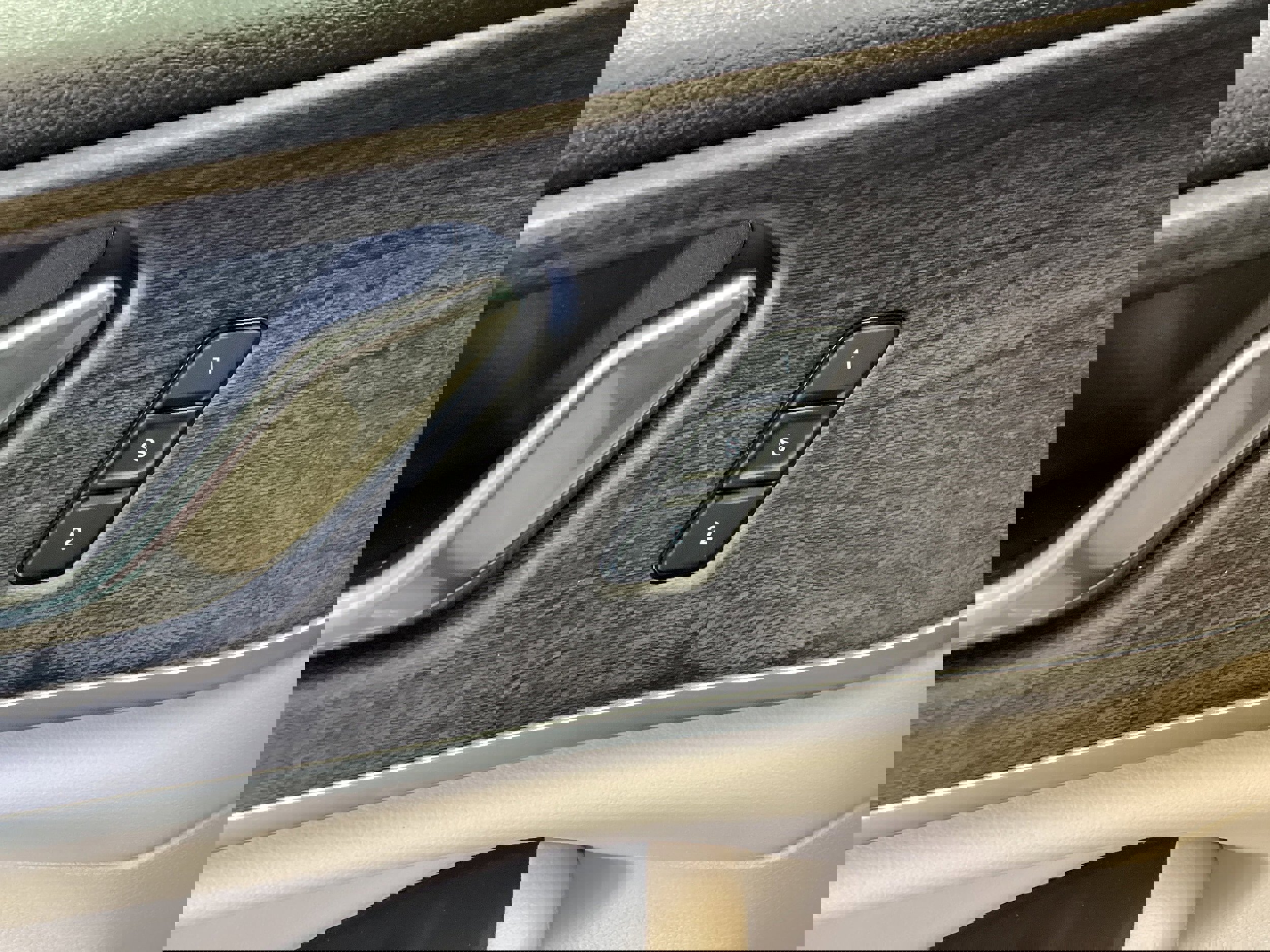 Used 2024 Jeep Grand Cherokee Limited w/ Luxury Tech Group II image 15