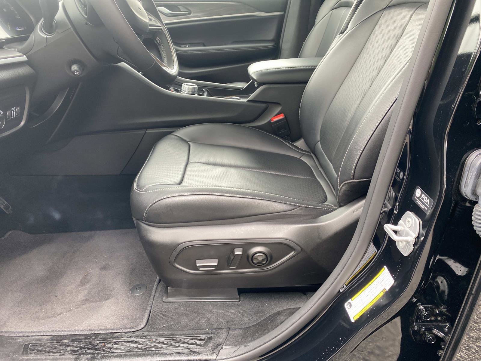 Used 2025 Jeep Grand Cherokee Limited w/ Luxury Tech Group II RWD image 24
