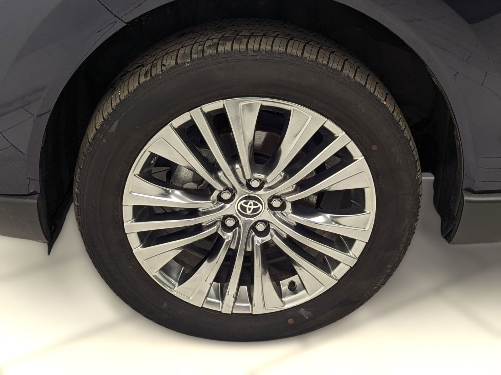 Used 2024 Toyota Venza XLE image 9