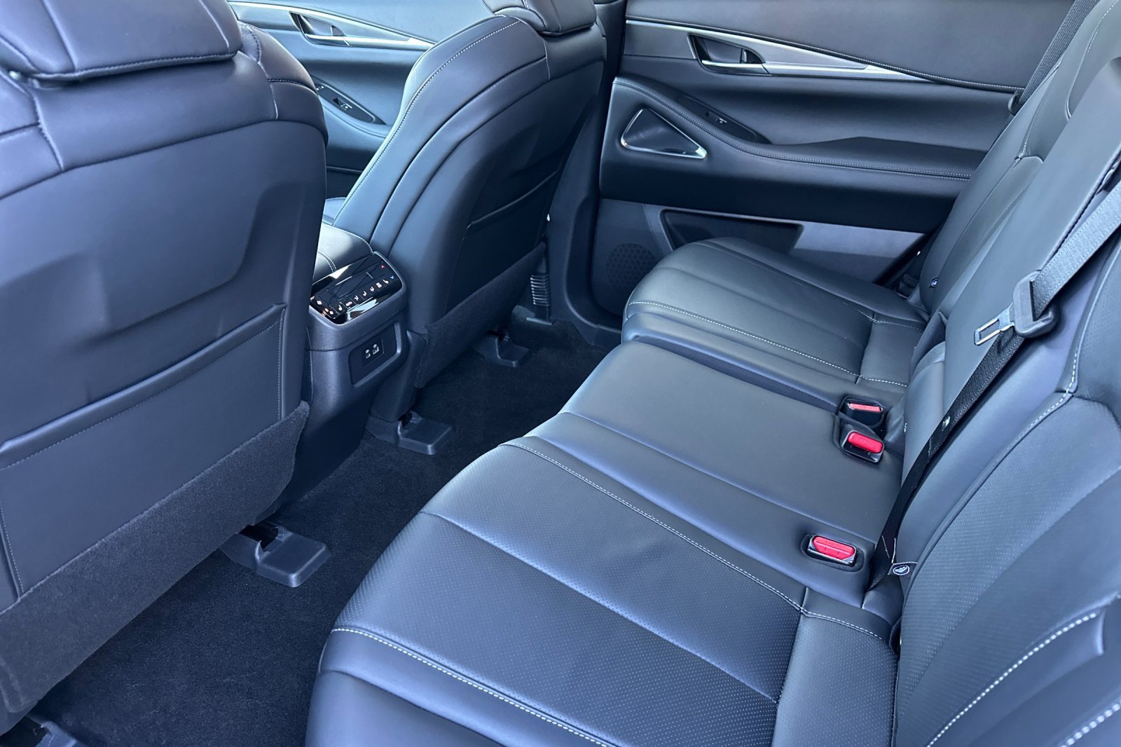 Certified 2025 INFINITI QX60 Luxe w/ Black Edition image 15