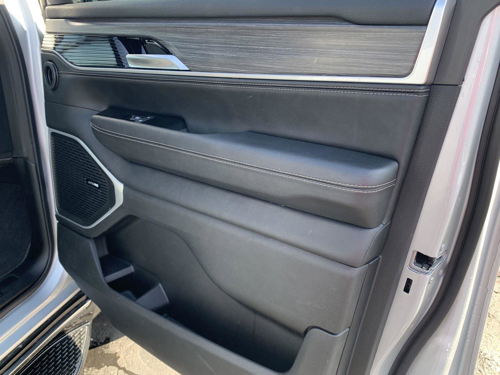 Used 2024 Jeep Wagoneer Series III image 12