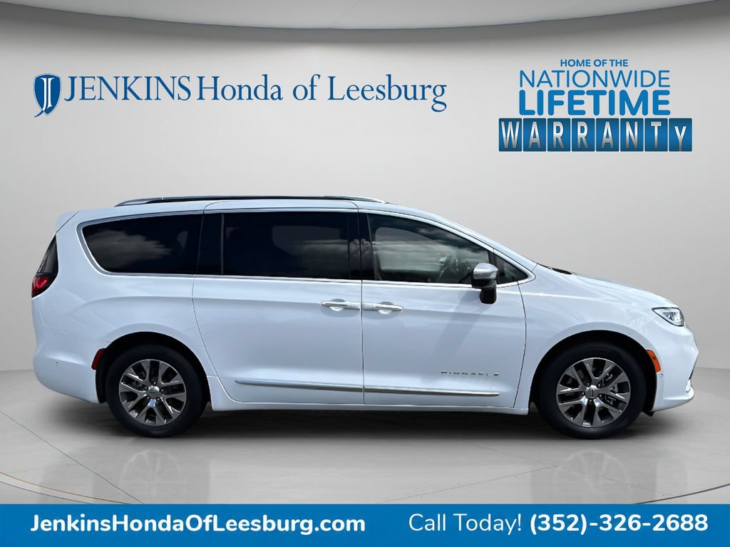 Used 2023 Chrysler Pacifica Pinnacle FWD image 3