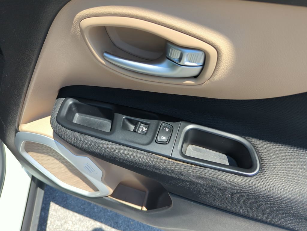 Used 2015 Jeep Renegade Latitude FWD image 32